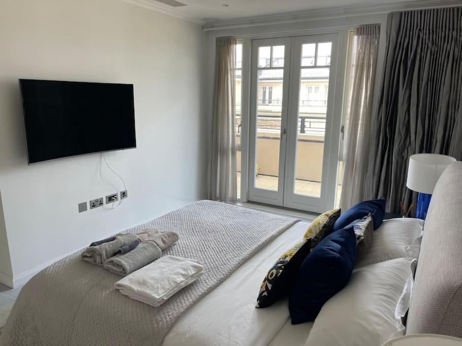 Large Luxury Penthouse With Free Parking Garage Londra